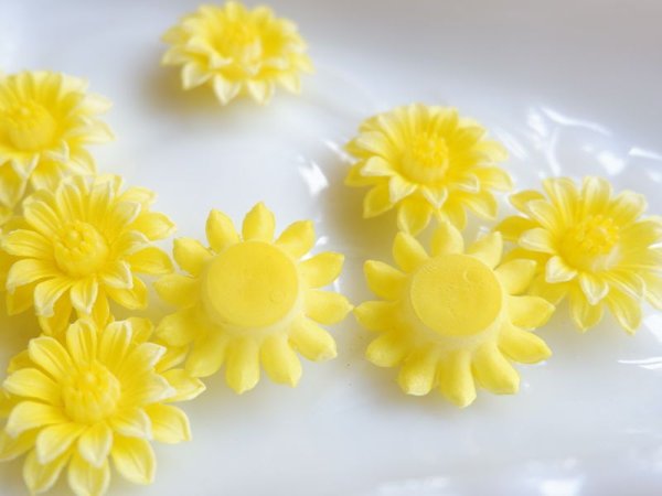 画像3: ドイツヴィンテージのフラワーカボション【イエローフラワー・ダリア24ミリ】2個 (3)