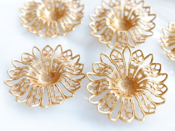 画像2: ミリアムハスケル　ヴィンテージUSA真鍮製 フィリグリー28.8ミリ【A凹側が表　ロシアンゴールド】　1個 (2)