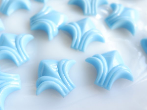 画像2: ヴィンテージ　ルーサイトのカボション　【フルールドリス・水色　21.5ミリ】2個 (2)