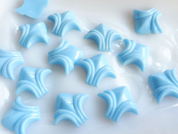 画像4: ヴィンテージ　ルーサイトのカボション　【フルールドリス・水色　21.5ミリ】2個 (4)
