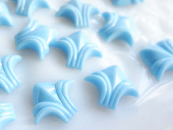 画像3: ヴィンテージ　ルーサイトのカボション　【フルールドリス・水色　21.5ミリ】2個 (3)