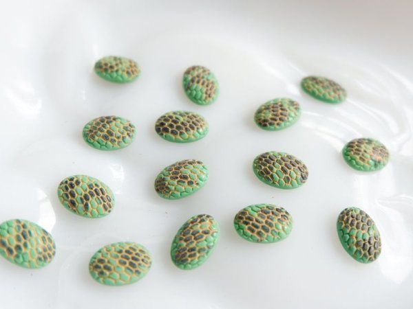 画像2: ドイツ ヴィンテージ　ガラスカボション【ミニサイズ・スネイク・グリーン10×7ミリ】2個 (2)