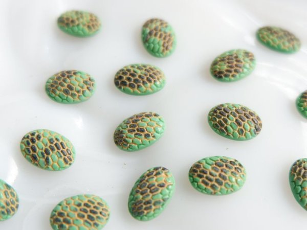 画像3: ドイツ ヴィンテージ　ガラスカボション【ミニサイズ・スネイク・グリーン10×7ミリ】2個 (3)