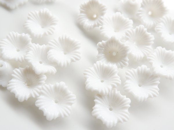 画像3: ドイツ製 ルーサイトパーツ・ホワイト・フラワー15ミリ　8個 (3)