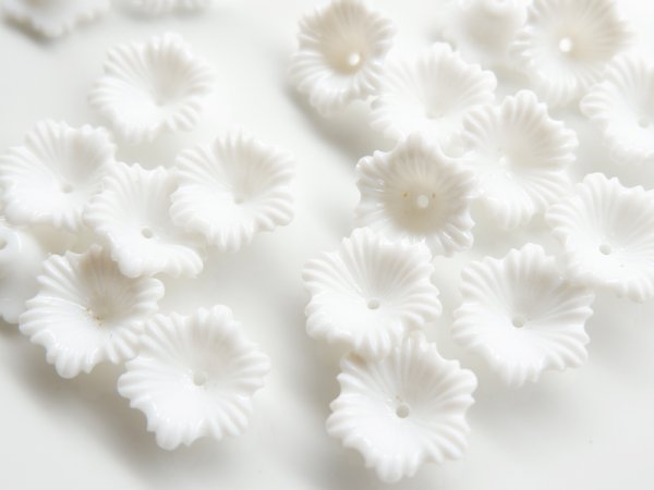 画像2: ドイツ製 ルーサイトパーツ・ホワイト・フラワー15ミリ　8個 (2)