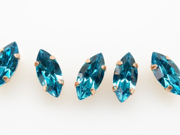 画像2: ヴィンテージスワロフスキーラインストーン【15×7ミリ　ブルージルコン】＋縫い付け用台座　2個 (2)