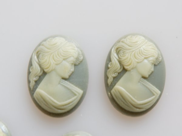 画像2: ドイツヴィンテージ　レジン製カメオ【ブルーグレー・レディ　25×18ミリ】2個 (2)