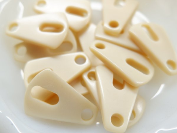 画像5: ドイツヴィンテージ・ガラリス【ベージュ】キーホール・コネクター10個 (5)