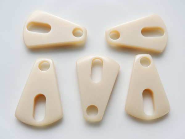 画像2: ドイツヴィンテージ・ガラリス【ベージュ】キーホール・コネクター10個 (2)