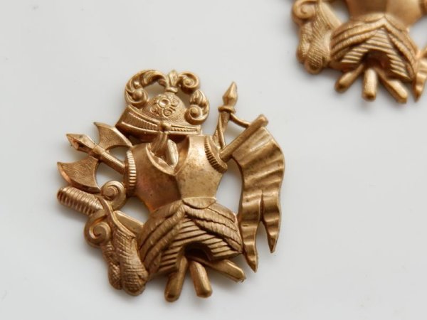 画像1: フランスヴィンテージ　真鍮製エンブレム　紋章【バットルアックスA】1個 (1)