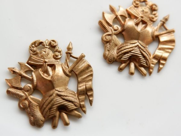 画像2: フランスヴィンテージ　真鍮製エンブレム　紋章【バットルアックスA】1個 (2)