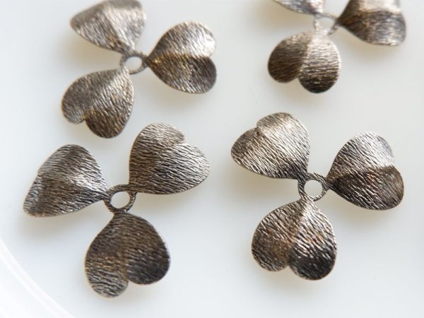 画像2: ミリアムハスケル　スチールグレー色　クローバー【大　30ミリ】2個　ハスケルパーツ (2)