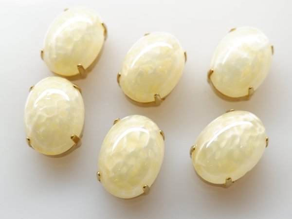 画像3: チェコヴィンテージ・ガラスカボション【ペールイエロー・ウランガラス・マトリックス】縫い付け用台座　18×13mm　2個 (3)