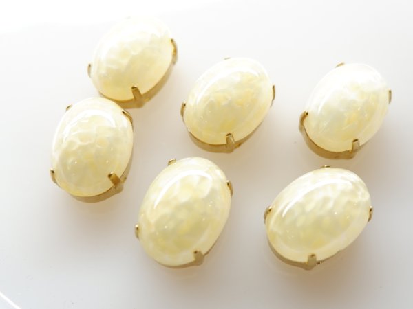 画像2: チェコヴィンテージ・ガラスカボション【ペールイエロー・ウランガラス・マトリックス】縫い付け用台座　18×13mm　2個 (2)