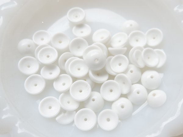 画像3: チェリーブランド　ジャパンヴィンテージ・プレスガラスビーズ【ビーズキャップ型・ホワイト10ミリ　30個】　ポンズガラスビーズ (3)