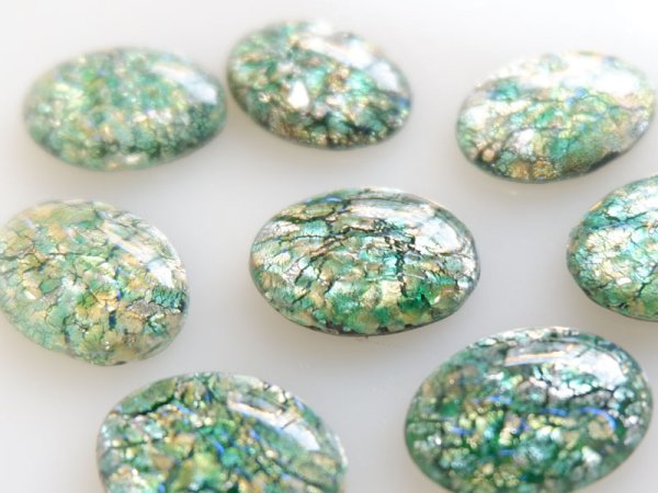 画像2: チェコヴィンテージ　ファイヤーオパール・カボション【エメラルド18×13mm】2個　　グリーン (2)
