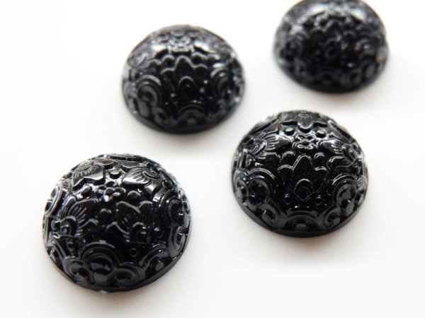 画像2: ドイツヴィンテージ　プラスチック系のカボション【フローラル・ブラック20ミリ】2個 (2)