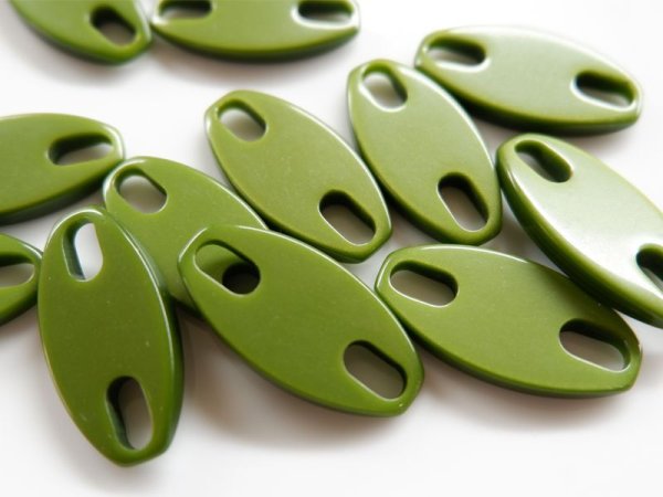 画像2: ドイツヴィンテージ・プラスチック【E.カーキ】ダブルホール・コネクター10個 (2)