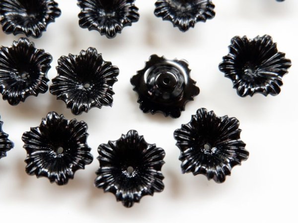 画像2: ドイツ製 ルーサイトパーツ・ブラック・フラワー15ミリ　8個 (2)
