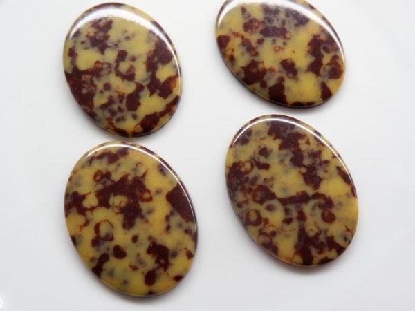 画像2: ドイツヴィンテージのカボション【オーカー】 40×30ミリ　1個 (2)