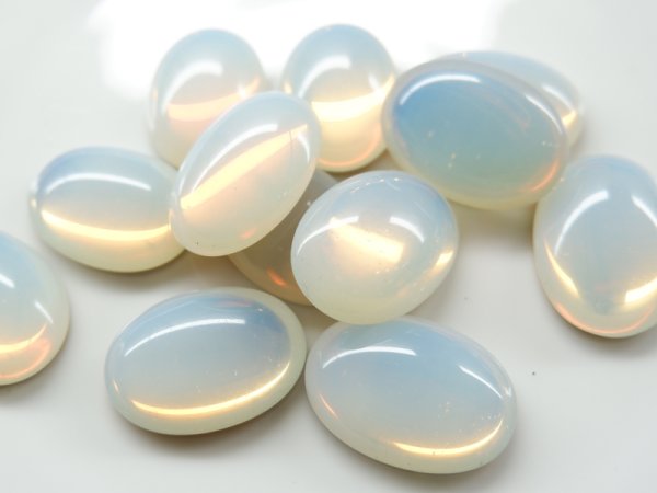 画像2: チェコヴィンテージ・ガラスカボション【ホワイト・オパール】25×18mm　1個 (2)