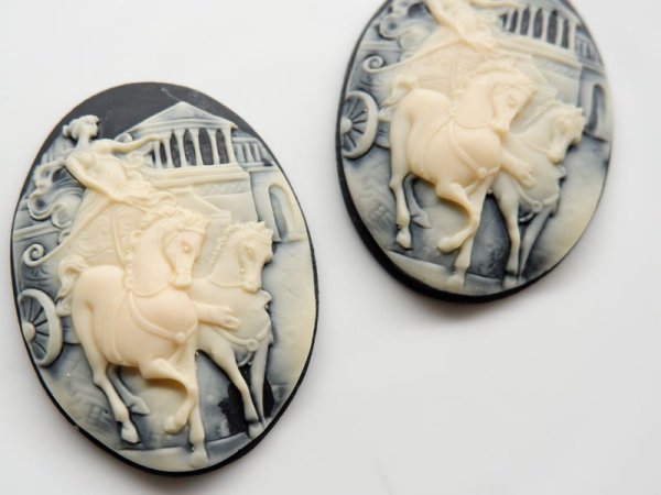 画像3: ヴィンテージ　特大カメオ54×40ミリ【ブラック・レディ＆馬車】　1個 (3)