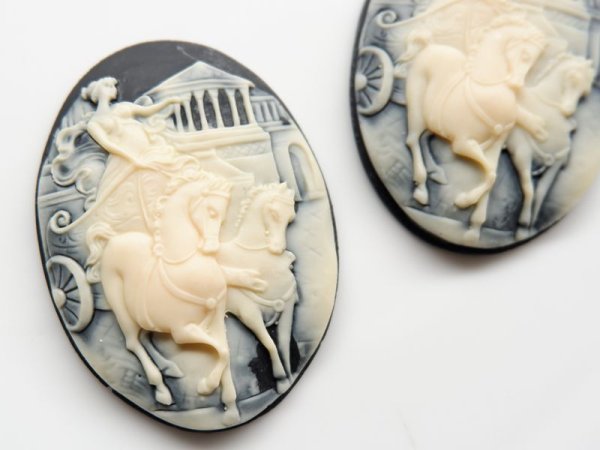 画像2: ヴィンテージ　特大カメオ54×40ミリ【ブラック・レディ＆馬車】　1個 (2)