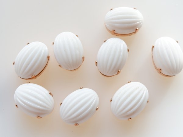 画像2: ドイツヴィンテージ　ガラスカボション＋縫い付け用台座【リブド・ホワイト】2個　18×13ミリ (2)