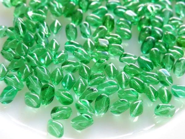 画像3: ドイツヴィンテージ・ガラスビーズ【オブロング・スプリンググリーン9ミリ】50粒 (3)