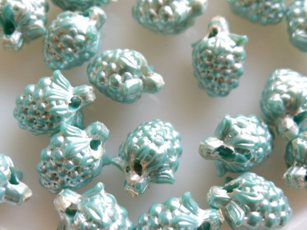 画像2: ジャパンヴィンテージ・ブルー＆パール塗装のフルーツビーズ【みずいろ】10個　セルロイド (2)