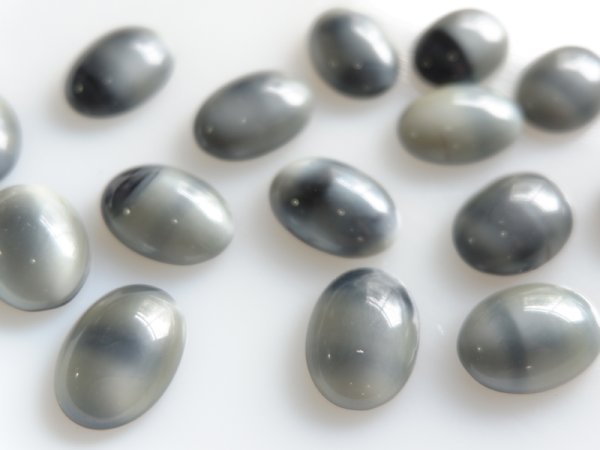 画像4: ドイツヴィンテージ・ガラス製カボション【ムーンストーン調　ベージュ×ブラック18×13mm】2個　ストーンのみ (4)