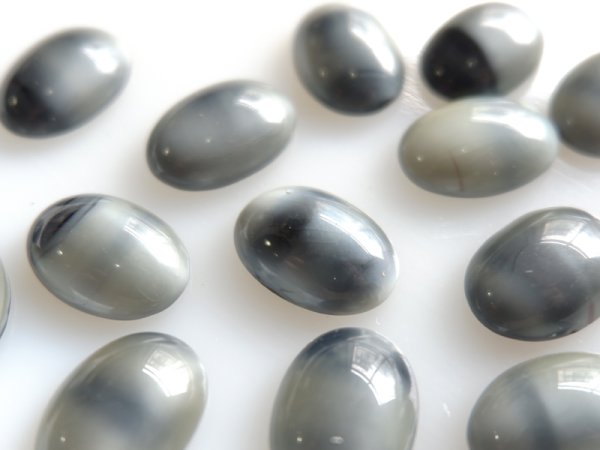 画像2: ドイツヴィンテージ・ガラス製カボション【ムーンストーン調　ベージュ×ブラック18×13mm】2個　ストーンのみ (2)