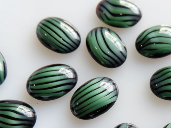 画像2: ドイツヴィンテージ　ガラスカボション　【オーバル・グリーン×ブラックストライプ】18×13ミリ　2個 (2)