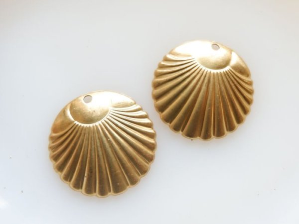 画像2: USA真鍮製チャーム　【ミニラウンド・シェルドロップ】2個　 (2)