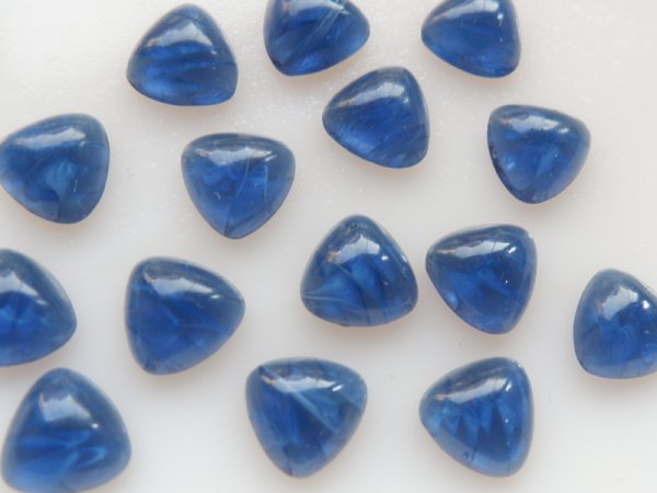 画像2: ドイツヴィンテージ？　ガラス製カボション【藍色・三角・14ミリ】2個　モンタナ (2)