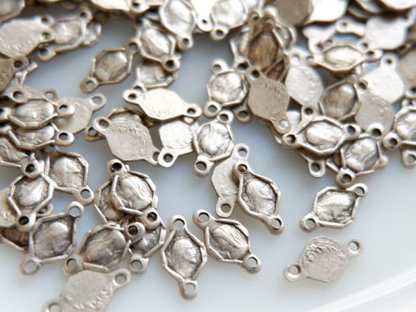 画像2: ヴィンテージフランスメダイ　 スモールコネクター【073】マリア様　アンティークシルバー (2)