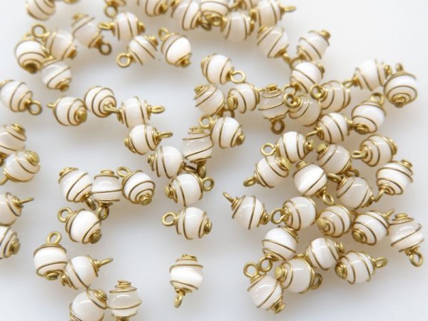 画像4: ジャパンヴィンテージ　真鍮製とキャッツアイビーズのチャーム　10個 (4)