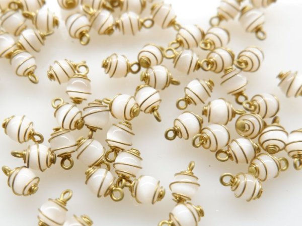 画像2: ジャパンヴィンテージ　真鍮製とキャッツアイビーズのチャーム　10個 (2)