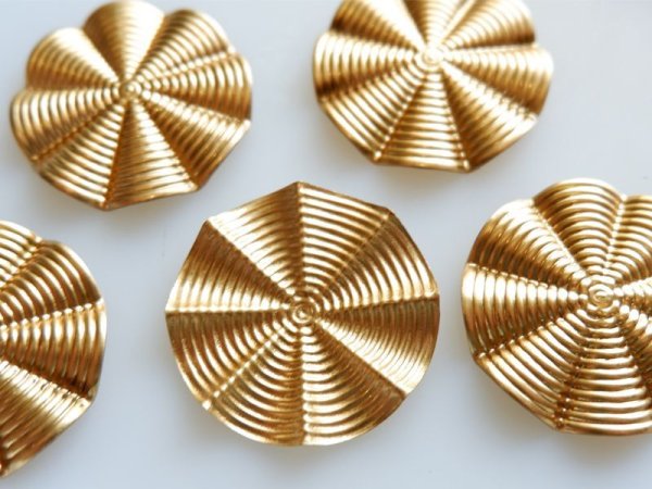 画像2: ヴィンテージUSA真鍮製 　ナミナミ・31ミリ・ラウンドスタンピング　2個 (2)