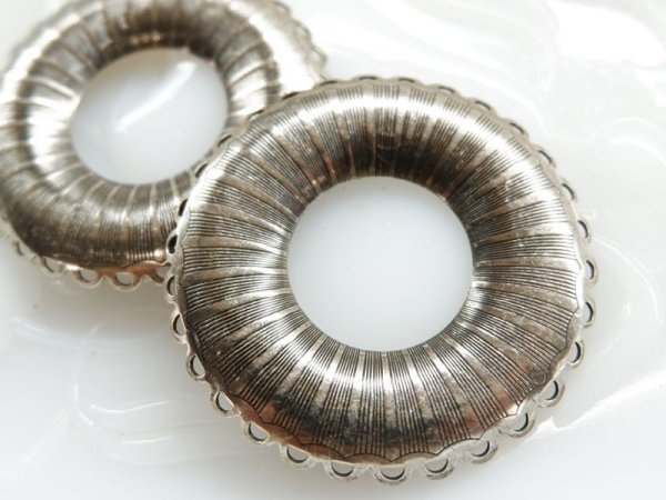 画像2: ミリアムハスケル　アンティークシルバー　ドーナツ型レースエッジパーツ46ミリ　1個 (2)