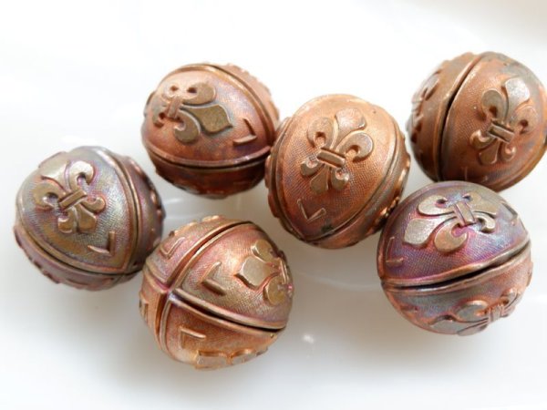 画像2: 訳あり特価　フランスヴィンテージ・フルールドリス・ラウンドパーツ　直径23ミリ　2個 (2)