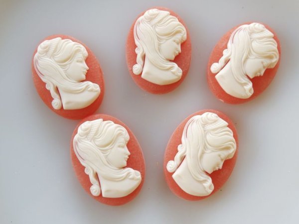 画像4: ドイツヴィンテージ　カーネリアン色　プラスチックカメオ【巻き髪レディ30×22ミリ】1個 (4)