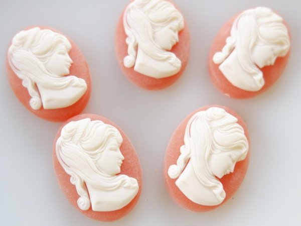 画像2: ドイツヴィンテージ　カーネリアン色　プラスチックカメオ【巻き髪レディ30×22ミリ】1個 (2)