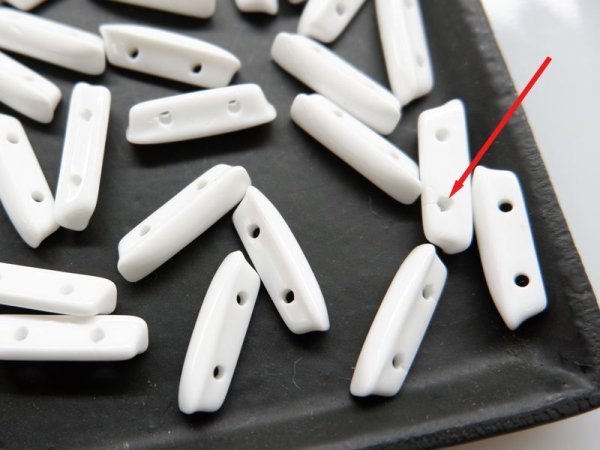 画像2: チェリーブランド・ガラスビーズ【2穴・ホワイト】約30個　 (2)