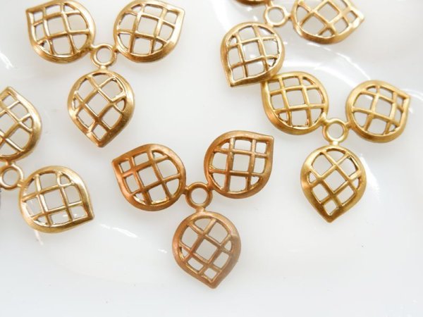 画像2: ミリアムハスケル　真鍮未メッキ【トリプルフィリグリーフラワー】2個　ハスケルパーツ (2)