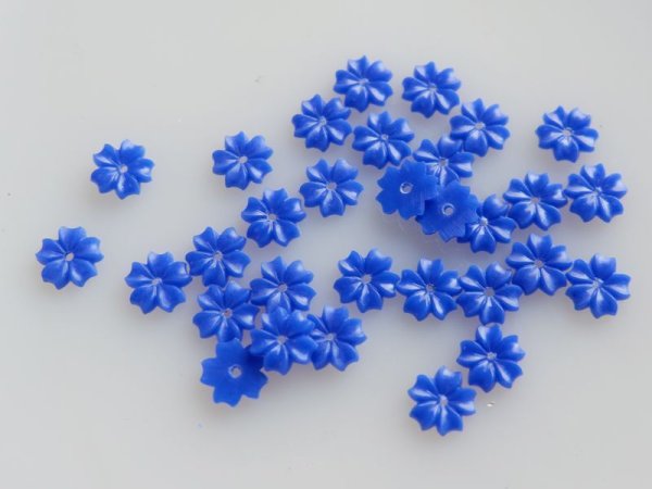 画像1: ジャパンヴィンテージ　プラスチックのミニフラワーパーツ【ブルー】30個　　ミリアムハスケル (1)
