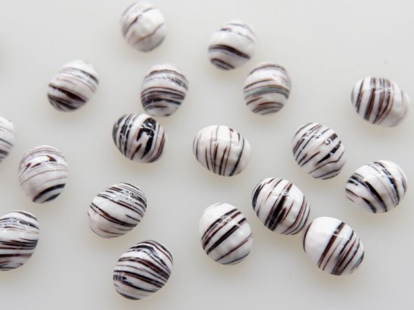 画像2: ジャパンヴィンテージ・チェリーブランド　ガラス製カボション【ホワイトブラウンライン　10×8ミリ前後】2個 (2)