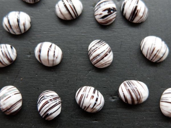 画像3: ジャパンヴィンテージ・チェリーブランド　ガラス製カボション【ホワイトブラウンライン　10×8ミリ前後】2個 (3)