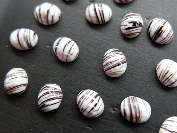 画像4: ジャパンヴィンテージ・チェリーブランド　ガラス製カボション【ホワイトブラウンライン　10×8ミリ前後】2個 (4)