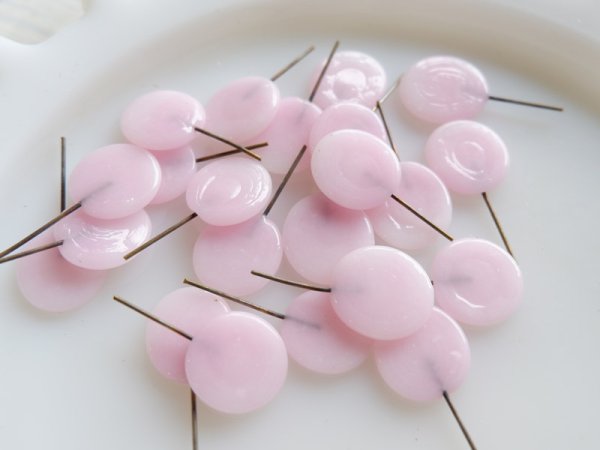 画像2: ジャパンヴィンテージ・ヘッドピン　チェリーブランド　【ペタル・ペールピンク大】10本 (2)